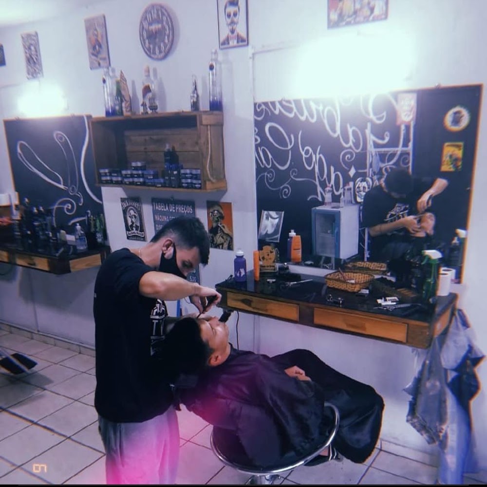 Barbeiro atendendo