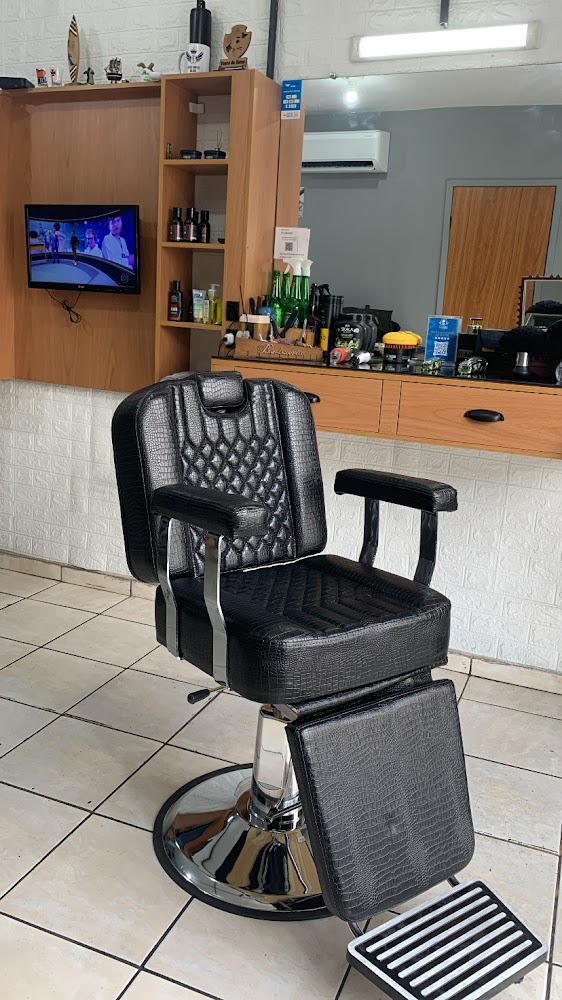 Cadeira de barbeiro da Os Barbeiros JF